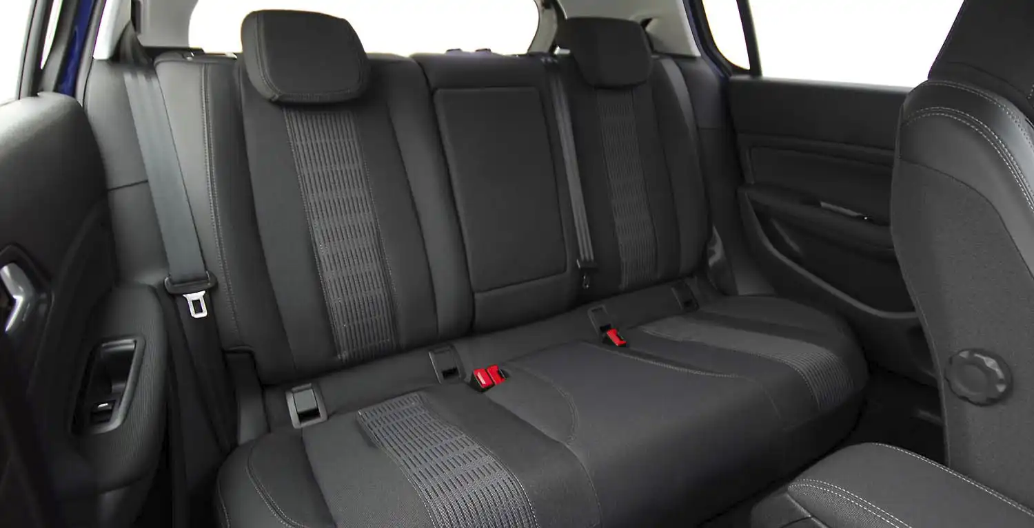 Auto-Kabine mit sauberem Stoff-Interieur.