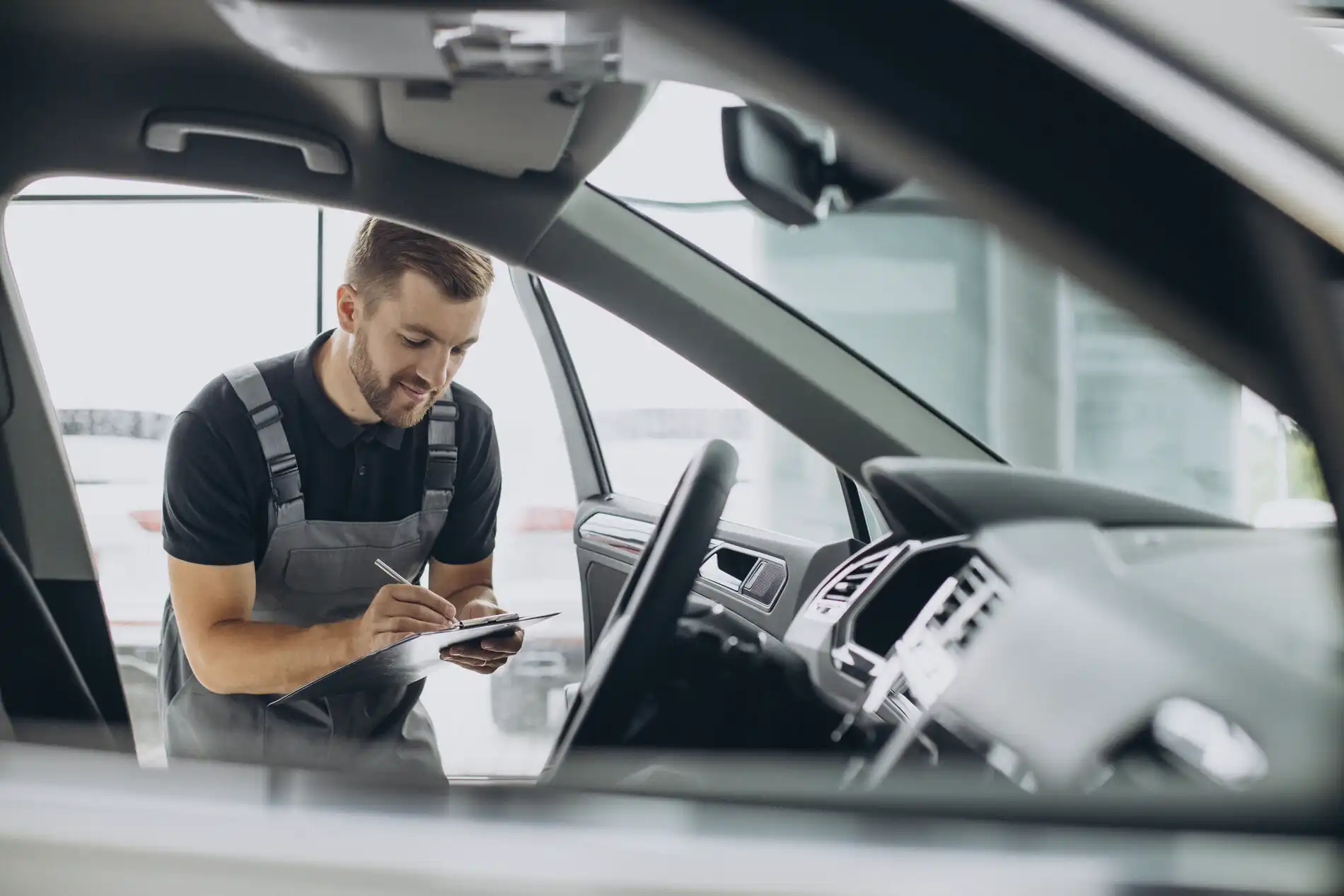 Ein Autotechniker inspiziert das Auto auf kosmetische Schäden im Innenraum.