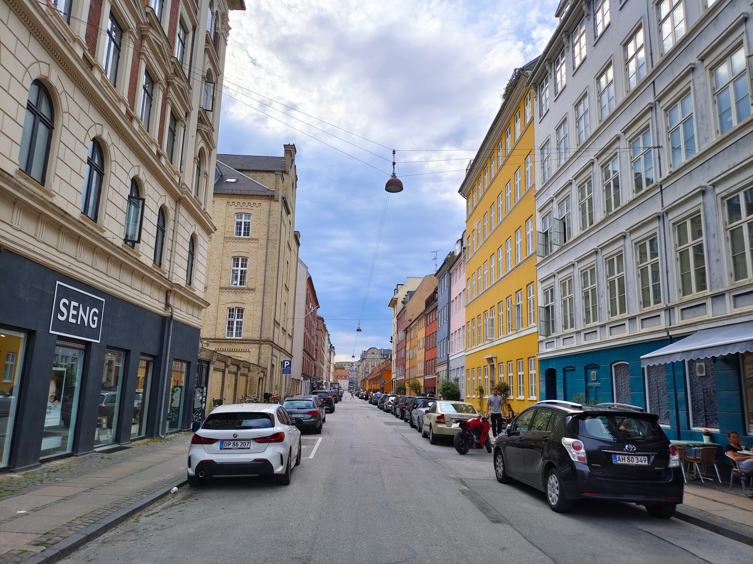 Gata i Köpenhamn med bilar parkerade vid trottoarkanten