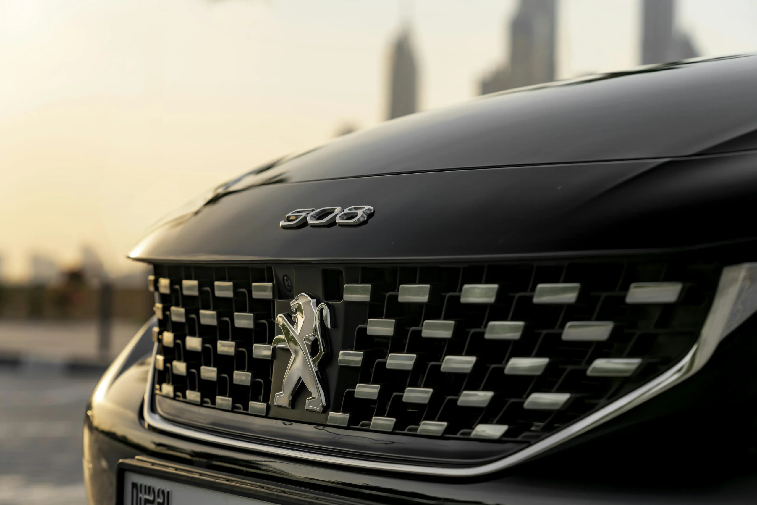 Die Frontpartie eines Peugeot im Sonnenuntergang