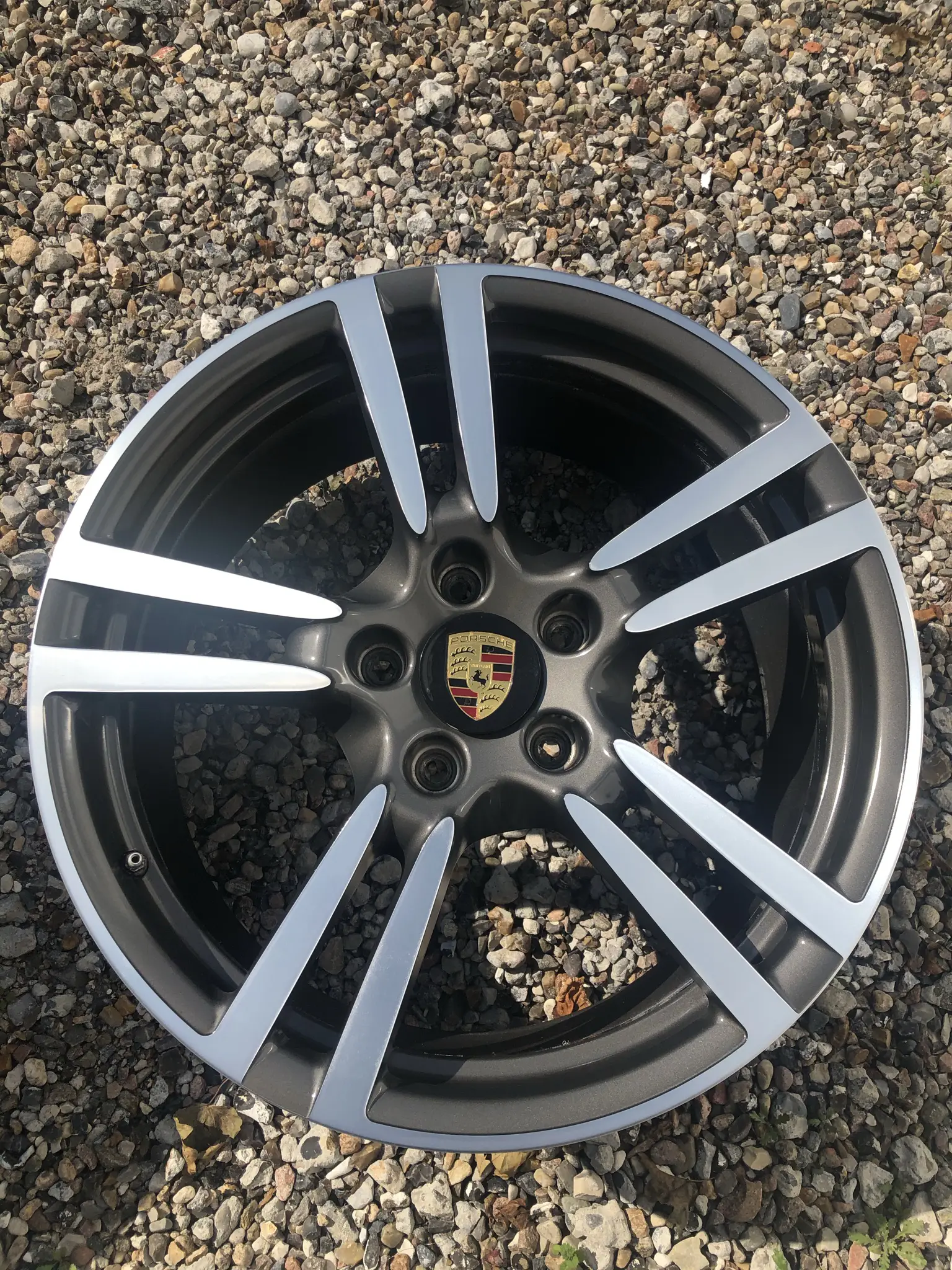 Nahaufnahme eines Leichtmetallrads von einem Porsche