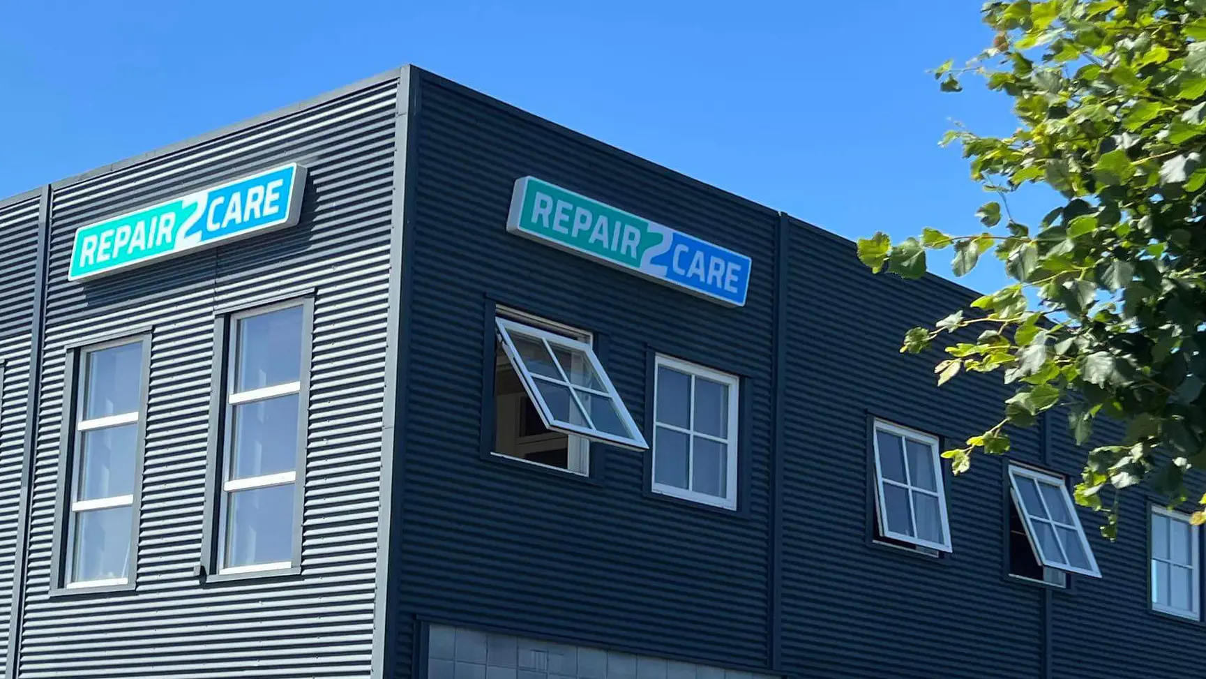 Das Repair2Care-Logo an zwei Stellen auf einem Repair2Care-Center