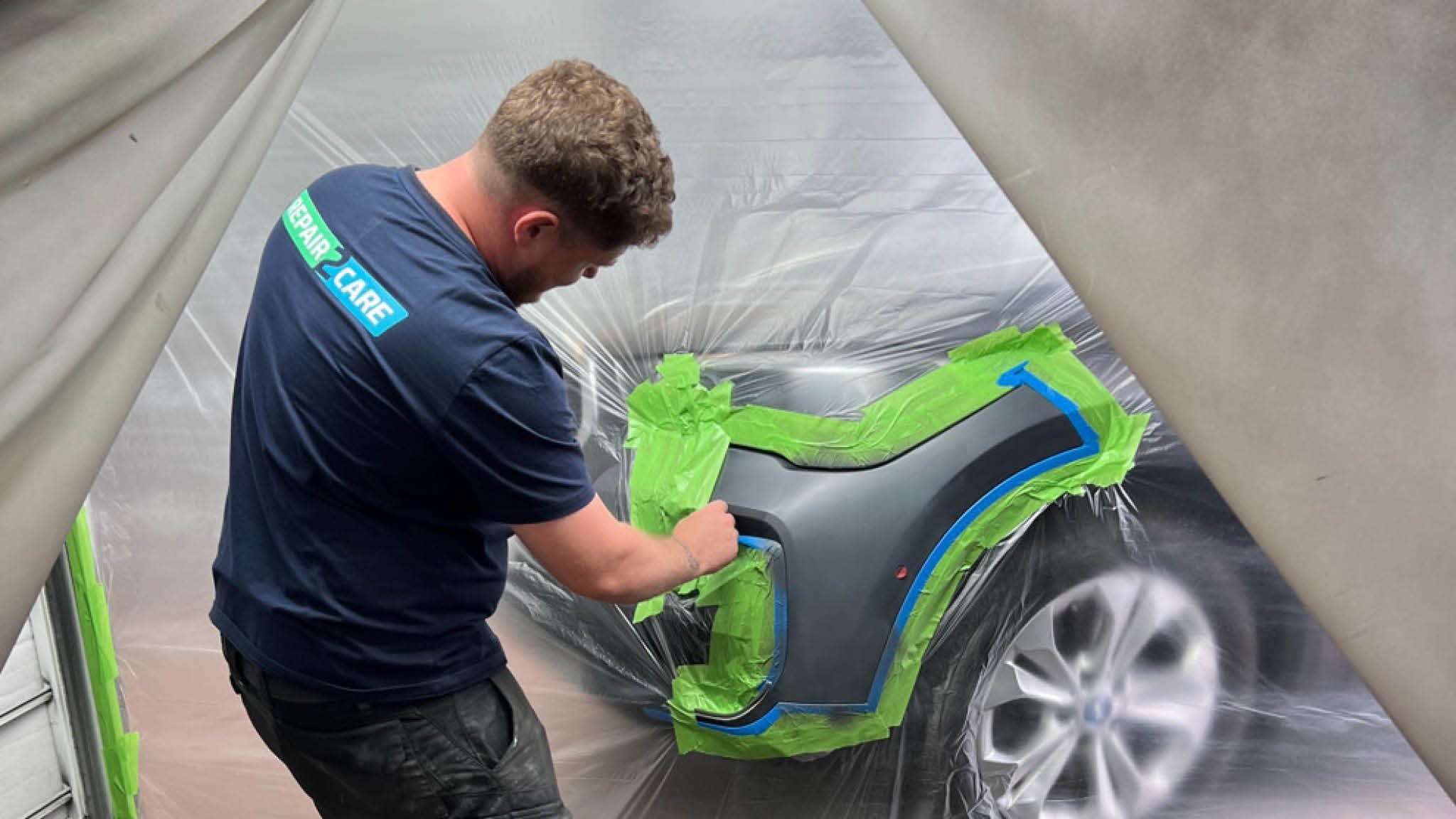 Reparation af fronten på en bil i Repair2Care-centret i Telgte Tyskland