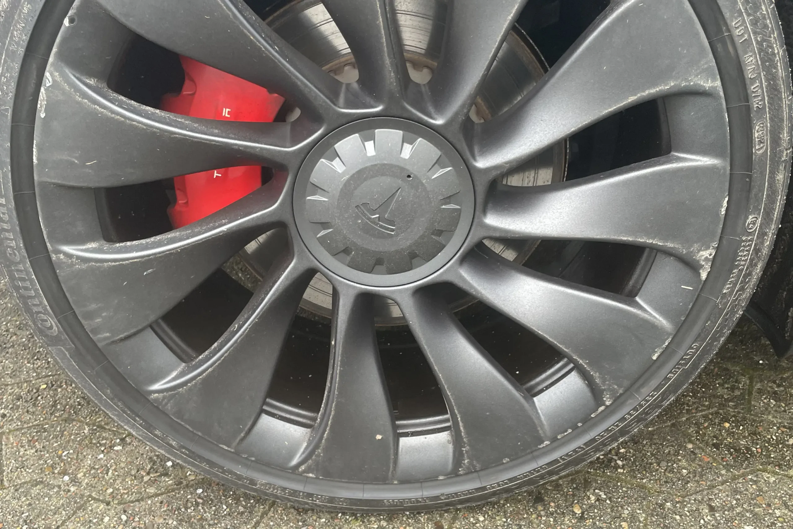 صورة مقربة لعجلة تسلا مصنوعة من سبيكة تسلا مع طفح جلدي