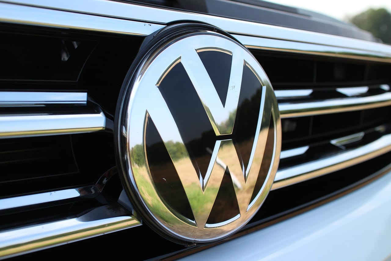 Nahaufnahme eines Volkswagen/VW-Logos auf der Vorderseite eines Autos